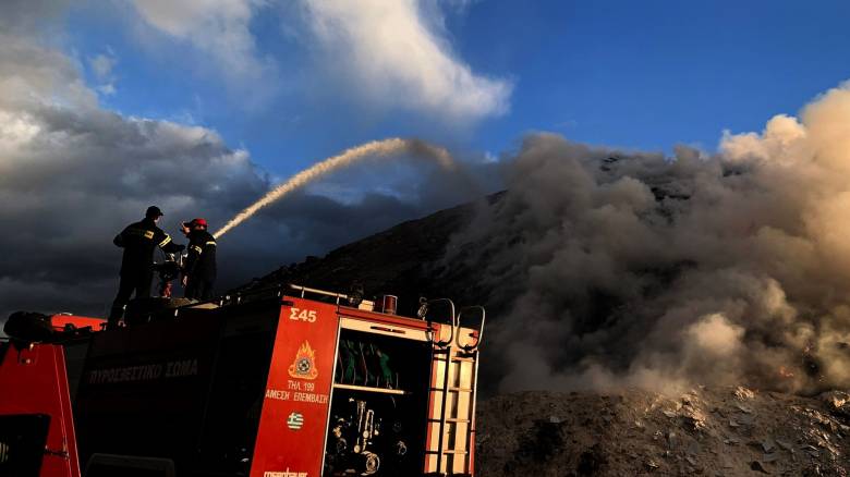 Σε εξέλιξη η φωτιά στον ΧΥΤΑ στο Ακρωτήρι Χανίων - Μεγάλο το μέτωπο, καίει στα απορρίμματα