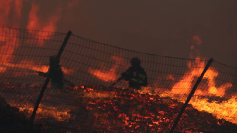 Φωτιά στο «κύτταρο» του ΧΥΤΑ Σύρου - Επιχειρούν ισχυρές πυροσβεστικές δυνάμεις