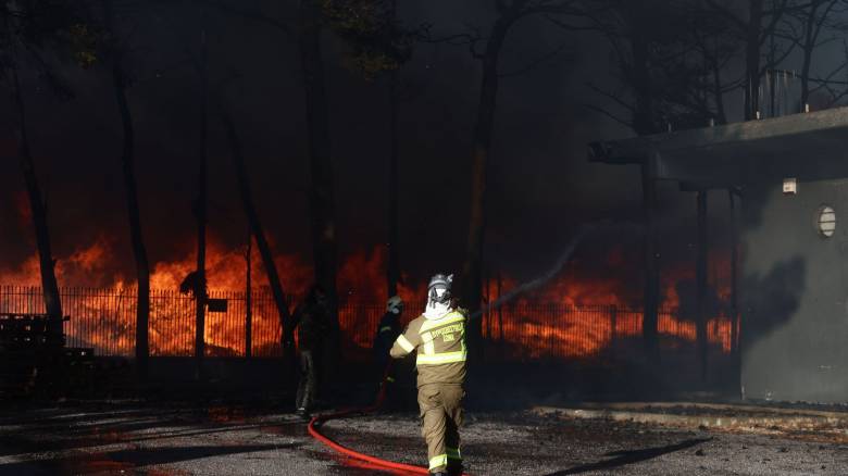 Νύχτα - κόλαση από τη φωτιά στο Μενίδι: Έγιναν στάχτη επιχείρηση ξυλείας και εργοστάσιο υποδημάτων
