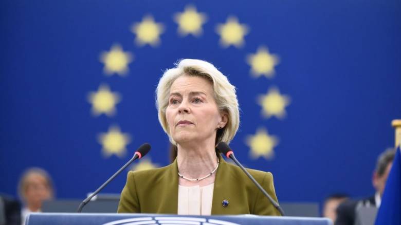 Η Ούρσουλα φον ντερ Λάιεν επεβίωσε δύο προτάσεων μομφής στο Ευρωπαϊκό Κοινοβούλιο
