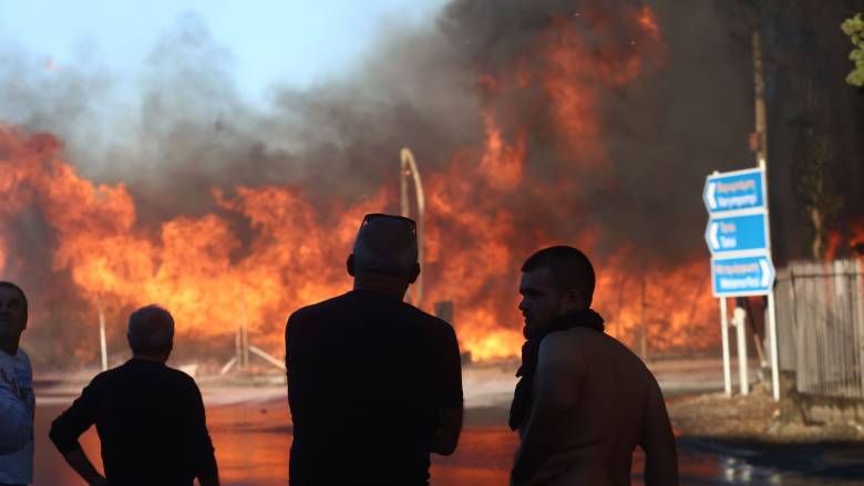 Εικόνες κατέγραψαν την τεράστια δυναμική της φωτιάς στην επιχείρηση ξυλείας στο Μενίδι