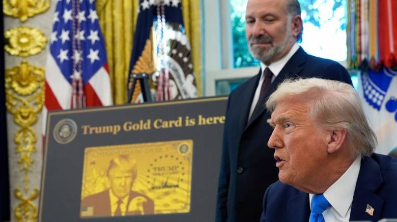 Αυξάνεται στο ένα εκατ. η golden visa με διάταγμα Τραμπ - Βίζα εργασίας με 100.000 δολάρια