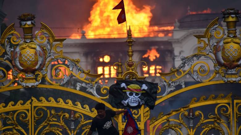 CNNi: Οι διαδηλωτές της Γενιάς Z ενώνουν τις δυνάμεις τους πίσω από μια πειρατική σημαία μάνγκα