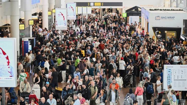 «Οι ουρές είναι τρομακτικές»: Το αδιαχώρητο στα ευρωπαϊκά αεροδρόμια μετά την κυβερνοεπίθεση
