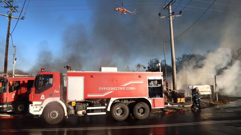 Μενίδι: Οριοθετήθηκε η φωτιά που ξέσπασε σε υπαίθριο χώρο ξυλείας - Ολονύχτια μάχη με τις φλόγες