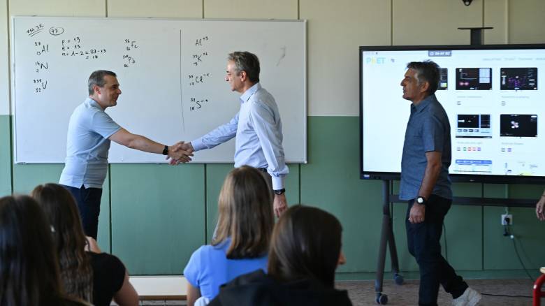 Επίσκεψη Μητσοτάκη σε Ωνάσειο σχολείο στο Περιστέρι: Η κυβέρνηση επενδύει στη δημόσια παιδεία