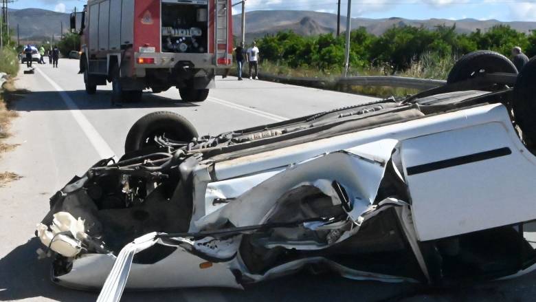 Τροχαίο ατύχημα στην Ποσειδώνος: Ανετράπη αυτοκίνητο - Στο νοσοκομείο ο οδηγός