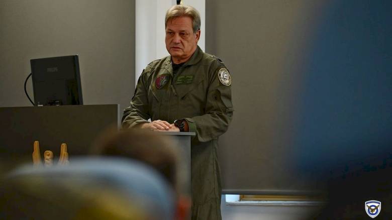 Στην 111 Πτέρυγα Μάχης ο Αρχηγός της Πολεμικής Αεροπορίας – Πέταξε με μαχητικό F-16