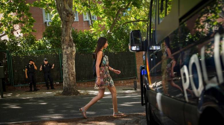 Ισπανία: Αντιδράσεις από βλάβες σε ηλεκτρονικά βραχιολάκια που επιβάλλονται σε βίαιους συντρόφους