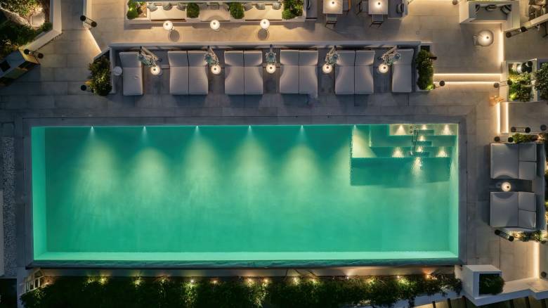 Ένα νέο resort ανεβάζει τον πήχη του luxury hospitality εκτός Καλντέρας στο νησί του ηφαιστείου