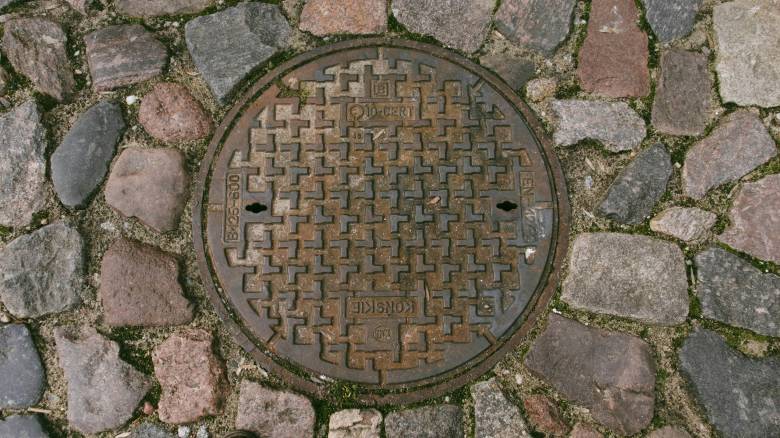 Άνδρας έκρυβε ναρκωτικά μέσα σε φρεάτιο στο κέντρο της Θεσσαλονίκης