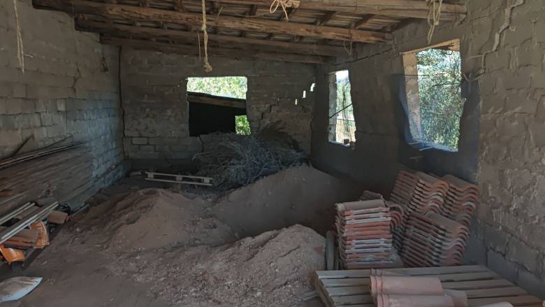 Βοιωτία: Η ιατροδικαστική θα ρίξει φως στα αίτια θανάτου της 92χρονης που έθαψε η κόρη της σε στάβλο