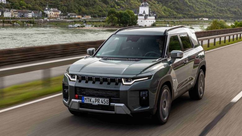 Το νέο KGM Torres Hybrid λειτουργεί σχεδόν πάντα ηλεκτρικά μέσα στην πόλη