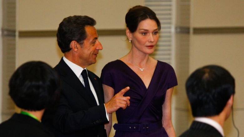 Κάρλα Μπρούνι: Επιτέθηκε σε μικρόφωνα και δημοσιογράφους μετά την καταδίκη του Σαρκοζί