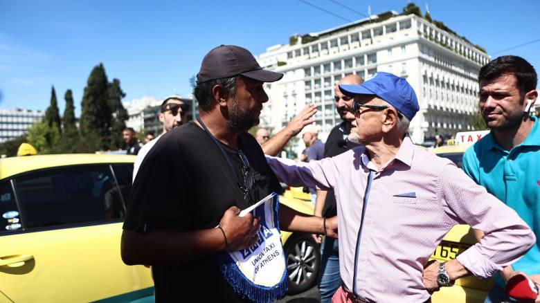 Στο Σύνταγμα με αυτοκινητοπομπή οδηγοί ταξί για στήριξη στον Πάνο Ρούτσι