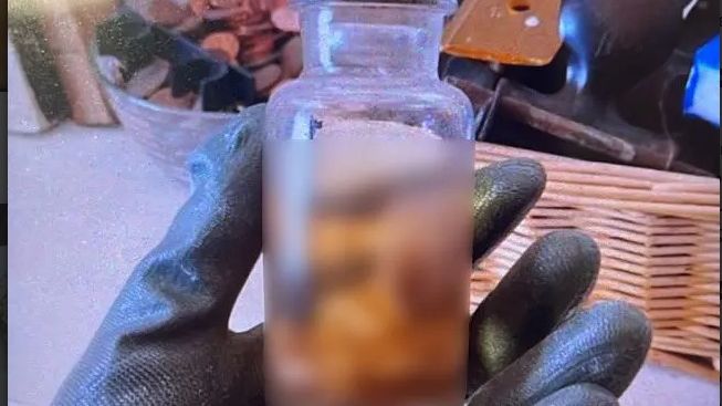 Μακάβριο εύρημα σε σπίτι 77χρονου στην Αττική - Βρέθηκε μωρό μέσα σε φιάλη με φορμόλη