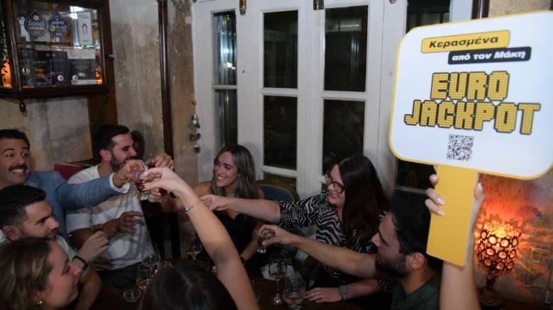 Μάκης κερνάει όλοι πίνουν – Άφωνοι οι θαμώνες σε τρία μαγαζιά της Αθήνας