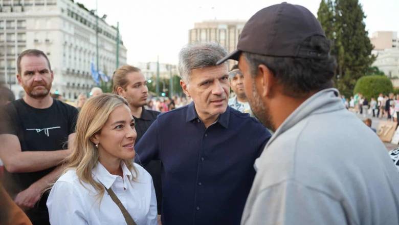 Η συμπαράσταση Δεληβοριά και Μποφίλιου στον Πάνο Ρούτσι έξω από τη Βουλή