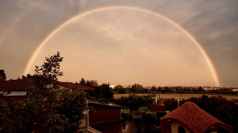 Αλεξιπτωτιστές κάνουν ελεύθερη πτώση με φόντο ουράνιο τόξο σε πλήρη κύκλο - Τι είναι το φαινόμενο