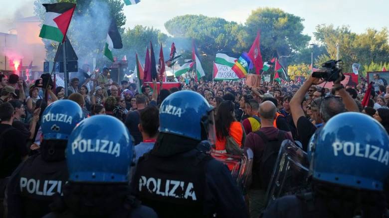 Ιταλία: Διαδηλωτές υπέρ της Παλαιστίνης συγκρούστηκαν με την αστυνομία στο Τορίνο - 12 τραυματίες
