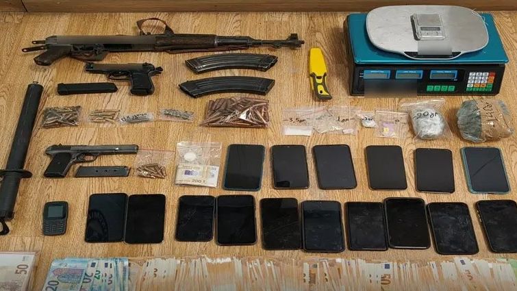 Εξαρθρώθηκε εγκληματική οργάνωση που δρούσε σε Αττική και Αρκαδία - Κατασχέθηκαν ναρκωτικά και όπλα