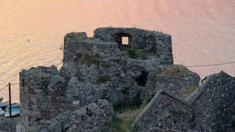 Σε ύφεση η φωτιά στη Μυτιλήνη - Στα τείχη του κάστρου σταμάτησαν οι φλόγες