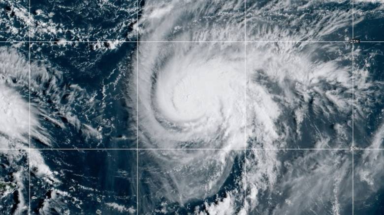 Ο κυκλώνας Ουμπέρτο ενισχύεται και απειλεί περιοχές του Ατλαντικού