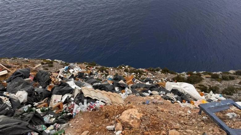 Άδειαζαν ολόκληρα φορτηγά με μπάζα και απόβλητα στο Αγκίστρι - Πέντε συλλήψεις