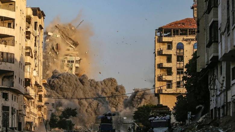 Η στιγμή που το Ισραήλ βομβαρδίζει και ισοπεδώνει πολυώροφο κτήριο στη Γάζα