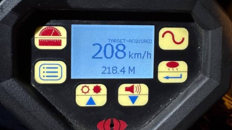 Οδηγός έτρεχε με 208 χλμ. την ώρα στην Κηφισιά - Τον εντόπισαν τα ραντάρ της Τροχαίας και συνελήφθη