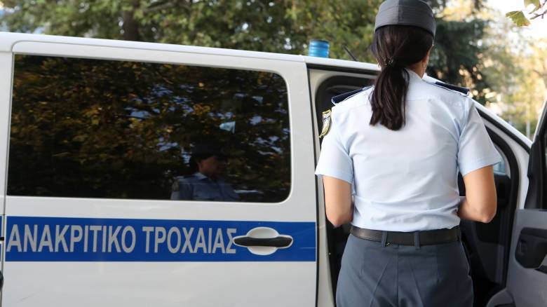 Θεσσαλονίκη: Τροχαίο με ανατροπή αυτοκινήτου - Προσέκρουσε σε σταθμευμένο