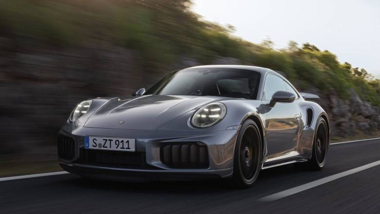 Η νέα Porsche 911 turbo S αφουγκράζεται το νερό