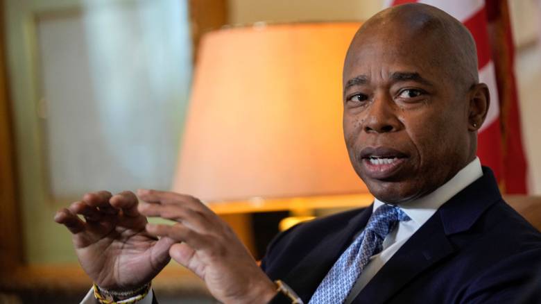 Αποσύρεται από την κούρσα των δημοτικών εκλογών της Νέας Υόρκης ο δήμαρχος Έρικ Άνταμς