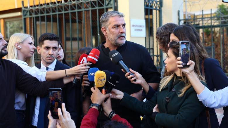 Ελεύθερος ο Βασίλης Μπισμπίκης: «Δεν εγκατέλειψα, δεν κρύφτηκα» - Στις 8 Οκτωβρίου η δίκη του