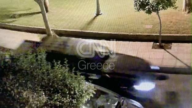 Η στιγμή που το αυτοκίνητο του Μπισμπίκη παίρνει σβάρνα ΙΧ στη Φιλοθέη