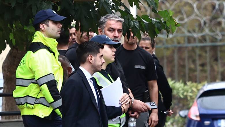 Ποινική δίωξη για πλημμέλημα στον Βασίλη Μπισμπίκη - Η στιγμή που πήρε σβάρνα τα ΙΧ στη Φιλοθέη