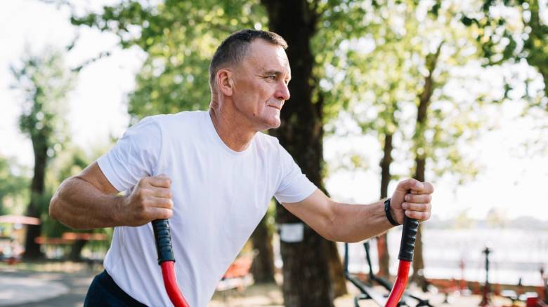 Πότε ξεκινάμε να γερνάμε απότομα – Τι αποκαλύπτει νέα μελέτη