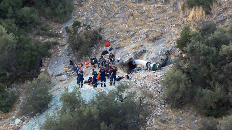 Λάρισα: Απεγκλωβίστηκε ζωντανός ο άνδρας που βρισκόταν για ώρες παγιδευμένος μέσα σε σπήλαιο