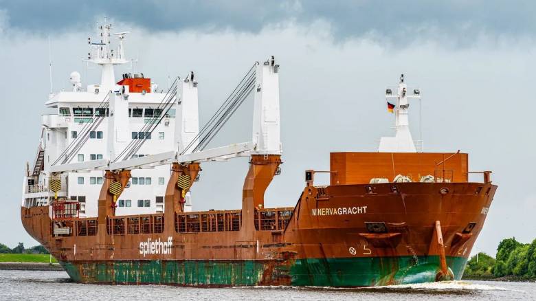 Ακυβέρνητο πλέει υπό ολλανδική σημαία πλοίο που πήρε φωτιά ανοικτά της Υεμένης