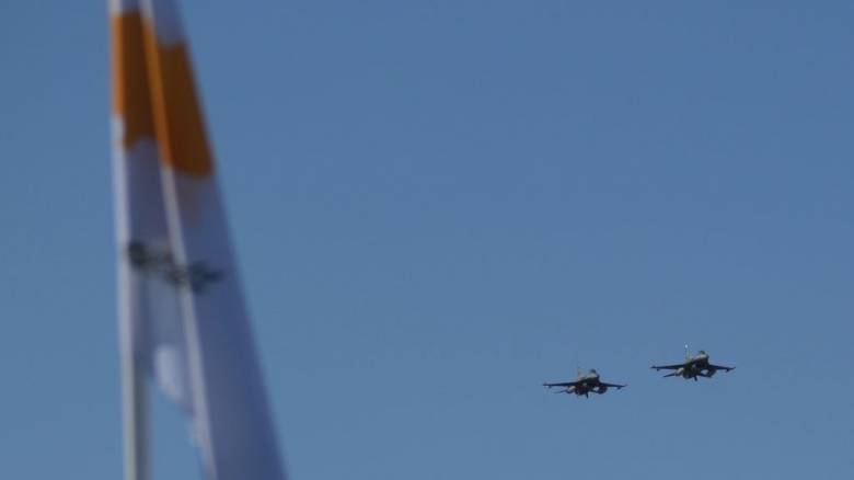 Ελληνικά μαχητικά F-16 πέταξαν στον ουρανό της Λευκωσίας για την επέτειο της ανεξαρτησίας της Κύπρου