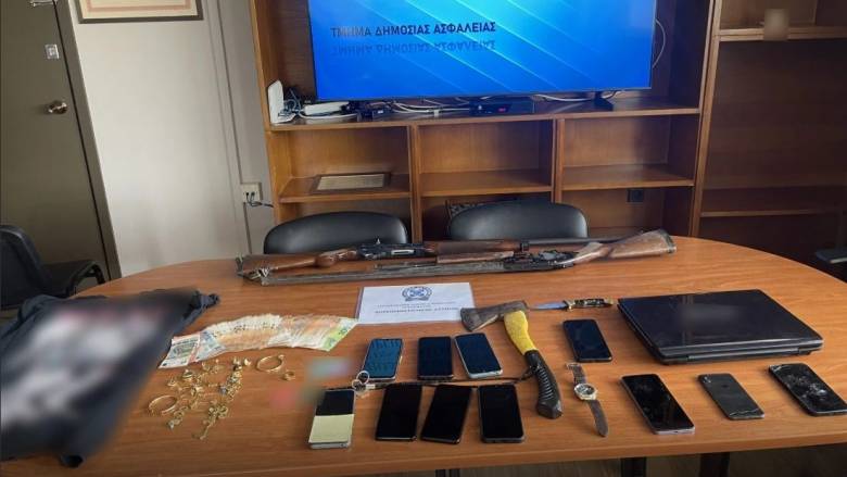 Έφοδος αστυνομικών σε σπίτι σπείρας που εξαπατούσε ηλικιωμένους - Λεία πάνω από 2 εκατ. - Πώς δρούσε