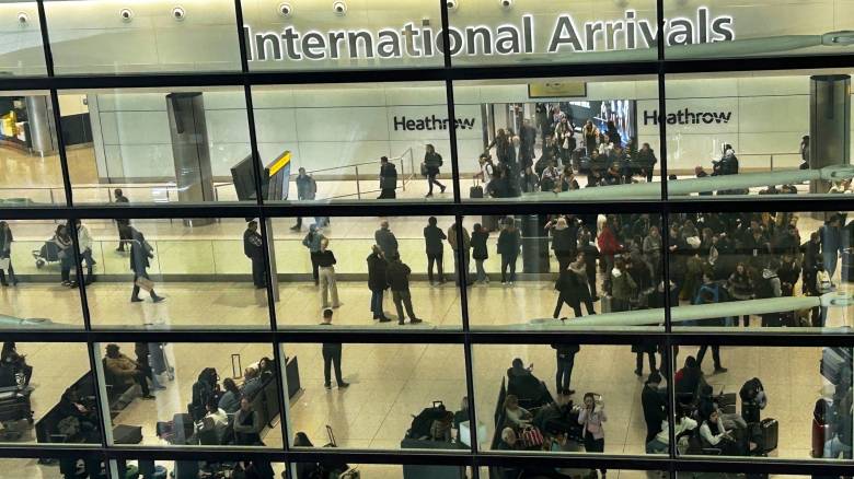 Συναγερμός στο Χίθροου - Εκκενώθηκε τριώροφο πάρκινγκ του αεροδρομίου λόγω φωτιάς