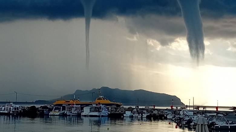 Αγκίστρι: Εντυπωσιακές φωτογραφίες από το φαινόμενο του υδροσίφωνα στο νησί