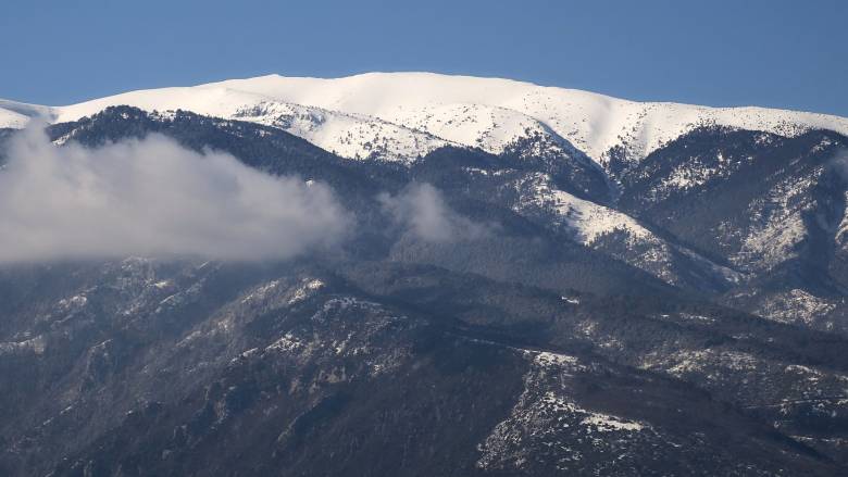 Στα «λευκά» ντύθηκε ο Όλυμπος - Οι πρώτες εικόνες του χιονισμένου όρους