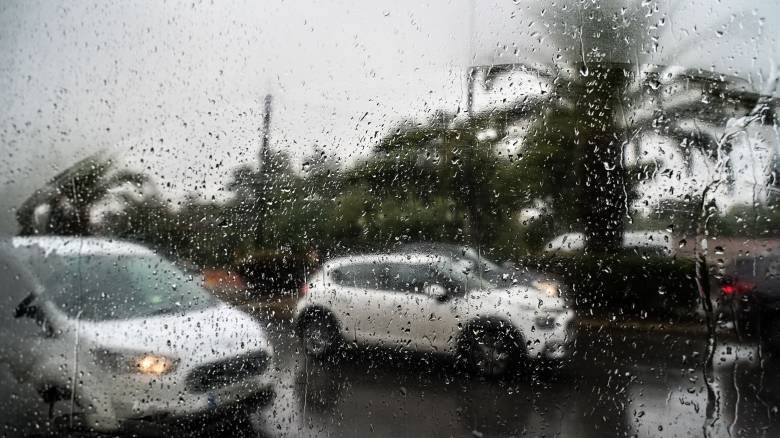 Καταιγίδες τις επόμενες ώρες στην Αττική, χιόνια στη Β. Ελλάδα τα ξημερώματα- Κίνδυνος για πλημμύρες