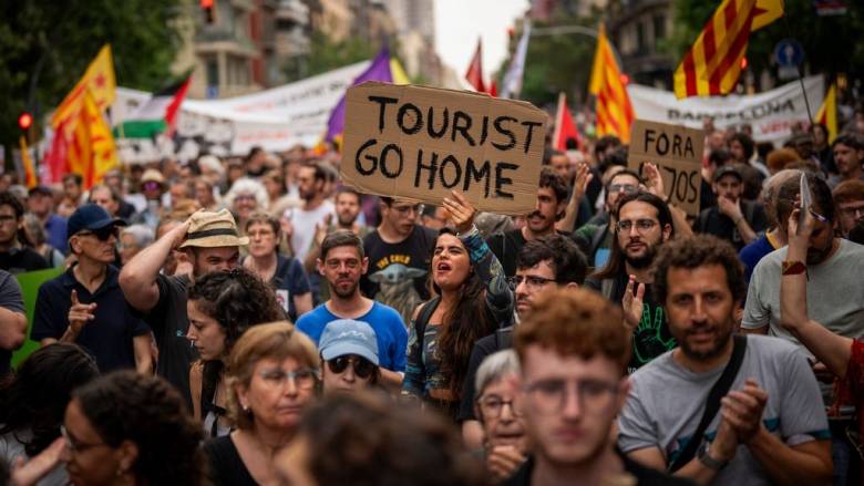 Ισπανία: Ρεκόρ ξένων τουριστών τον Ιούλιο και τον Αύγουστο - Νέο κύμα αντιδράσεων