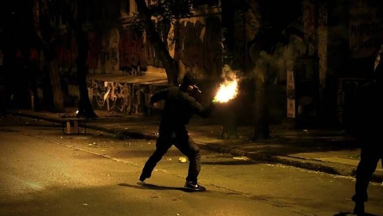 Κουκουλοφόροι πέταξαν μολότοφ στα ΜΑΤ στην Πανόρμου