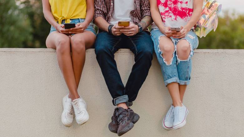 «Αναπόσπαστο κομμάτι της καθημερινότητας»: Τι λένε έφηβοι και νέοι για το «μπλόκο» στα social media