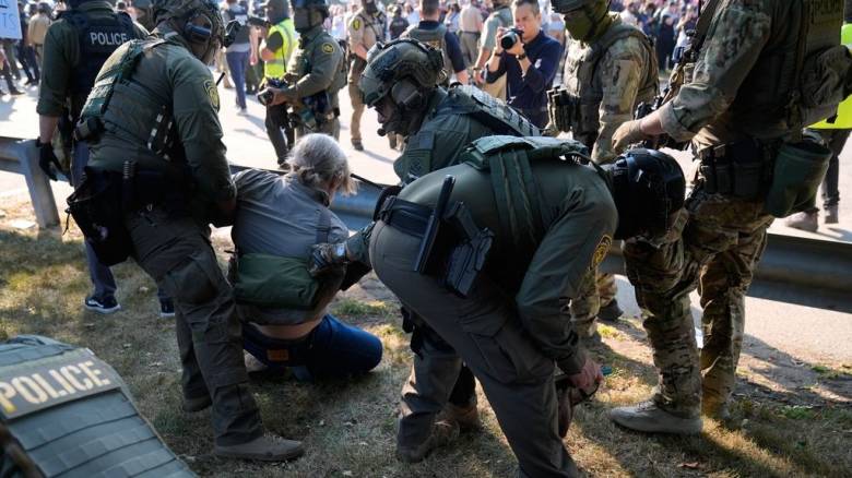 ΗΠΑ: Συγκρούσεις αστυνομικών και διαδηλωτών έξω από κέντρο κράτησης της ICE στο Σικάγο