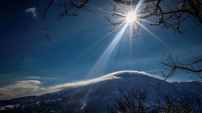 Στα «λευκά» και η Σαμαρίνα - Έπεσε το πρώτο χιόνι και εγκλωβίστηκαν κτηνοτρόφοι στα βουνά